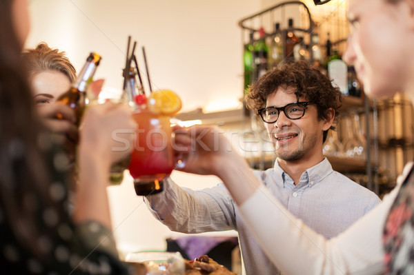 Fericit prietenii băuturi bar cafenea timp liber Imagine de stoc © dolgachov