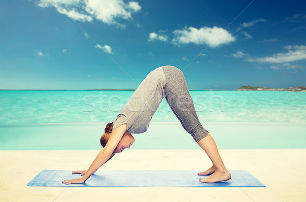 Vrouw yoga hond pose fitness Stockfoto © dolgachov