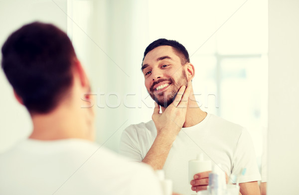 Heureux homme après-rasage salle de bain miroir [[stock_photo]] © dolgachov
