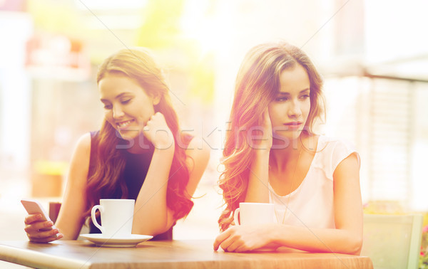 Stock fotó: Nők · okostelefonok · kávé · szabadtér · kávézó · technológia