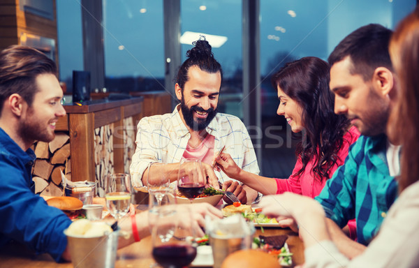 Amigos comer degustación alimentos restaurante ocio Foto stock © dolgachov
