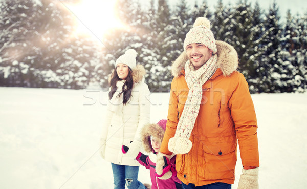 Zdjęcia stock: Szczęśliwą · rodzinę · zimą · ubrania · spaceru · odkryty · rodzicielstwo