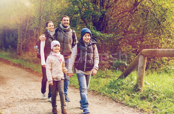 Familia feliz senderismo bosques viaje turismo ir de excursión Foto stock © dolgachov
