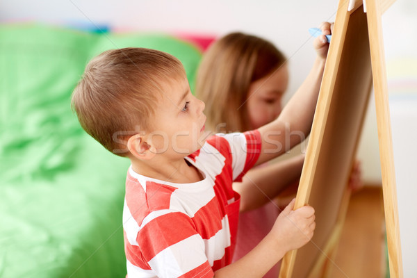 Zdjęcia stock: Szczęśliwy · dzieci · rysunek · kredy · pokładzie · domu