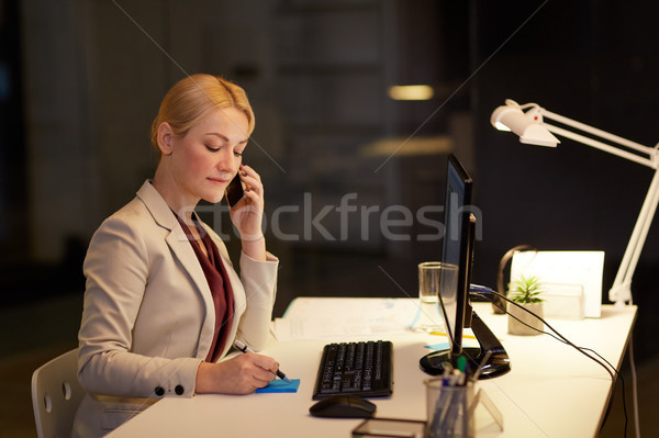 Foto stock: Mujer · de · negocios · llamando · noche · oficina · negocios · fecha · tope