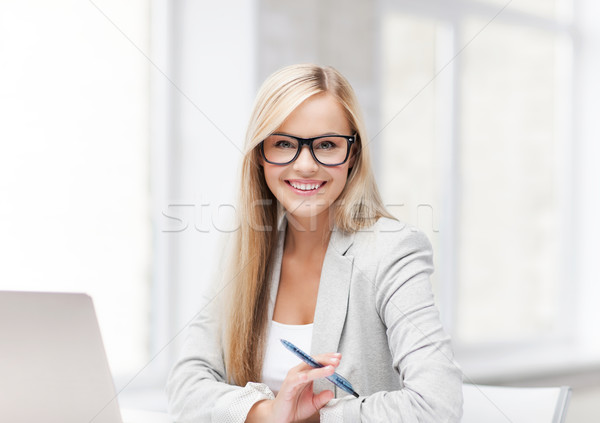 [[stock_photo]]: Femme · d'affaires · stylo · photos · femme · souriante · portable