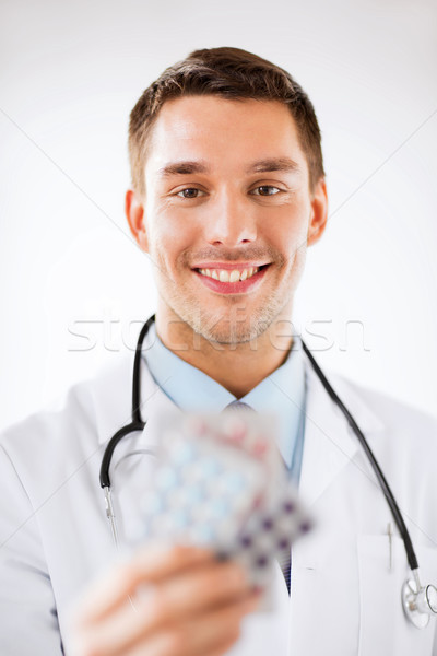 Młodych mężczyzna lekarz pigułki opieki zdrowotnej medycznych człowiek Zdjęcia stock © dolgachov
