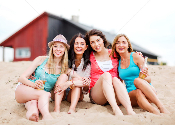 Lányok italok tengerpart nyár ünnepek vakáció Stock fotó © dolgachov