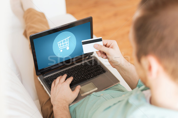 Foto stock: Homem · laptop · cartão · de · crédito · tecnologia · compras