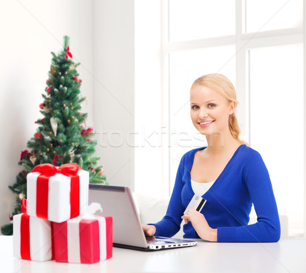 笑顔の女性 クレジットカード ノートパソコン クリスマス 休日 技術 ストックフォト © dolgachov