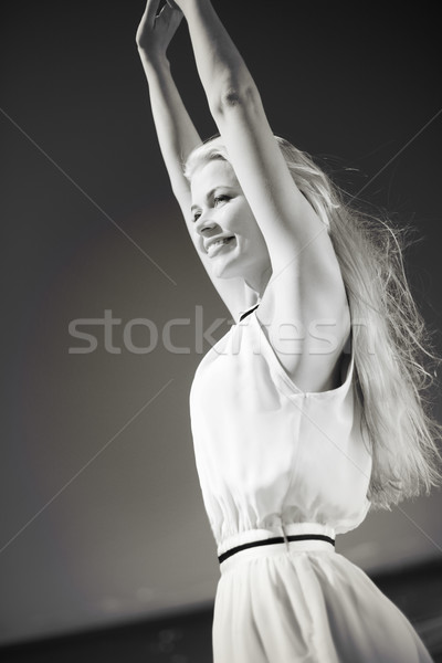Gyönyörű nő élvezi nyár kint életstílus nő Stock fotó © dolgachov