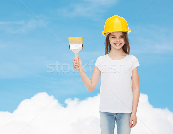 微笑 小女孩 頭盔 油漆刷 畫 建設 商業照片 © dolgachov