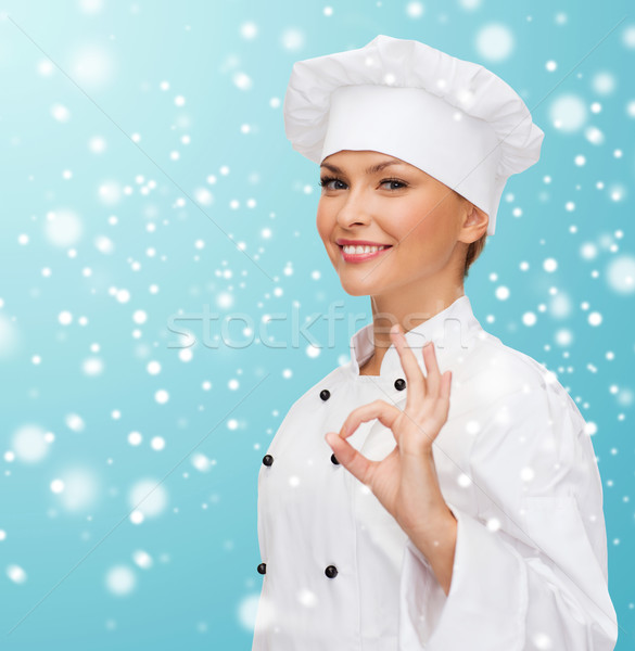 Mosolyog női szakács mutat ok kézjel Stock fotó © dolgachov