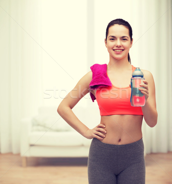 Kobieta ręcznik manierka sportu wykonywania Zdjęcia stock © dolgachov