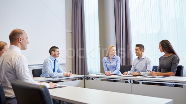 Stockfoto: Groep · glimlachend · vergadering · kantoor · zakenlieden