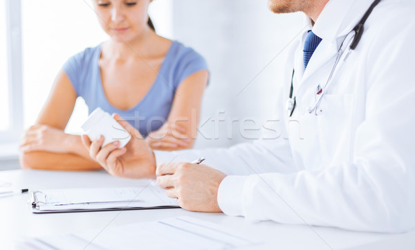 Pacjenta lekarza lek ręce medycznych Zdjęcia stock © dolgachov