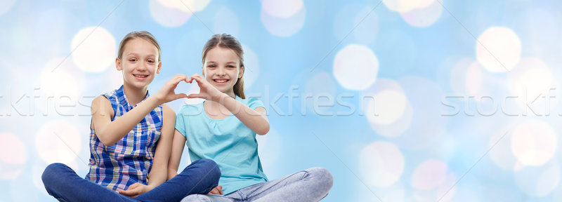 Boldog kislányok mutat szív alak kézjel emberek Stock fotó © dolgachov