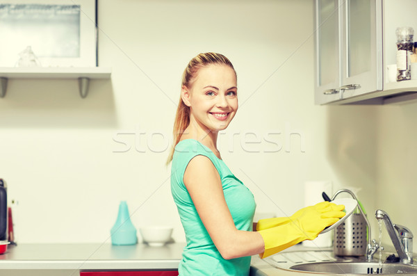 Fericit femeie acasă bucătărie oameni Imagine de stoc © dolgachov