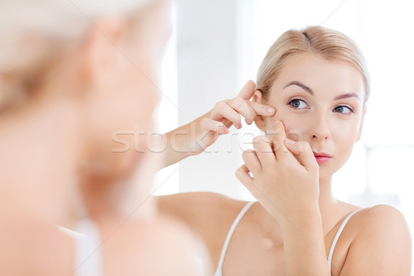 Nő pattanás fürdőszoba tükör szépség higiénia Stock fotó © dolgachov