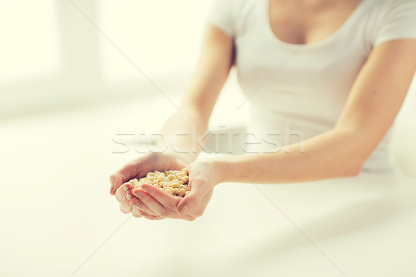 Mulher mãos descascado amendoins Foto stock © dolgachov