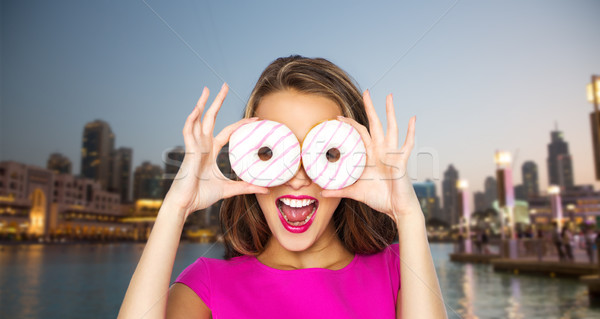 Feliz mujer muchacha adolescente mirando personas Foto stock © dolgachov