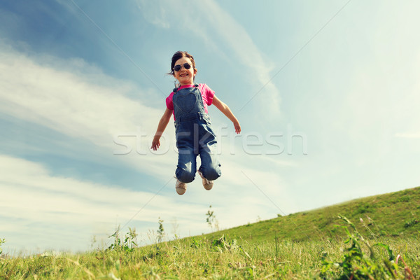 Felice bambina jumping alto esterna estate Foto d'archivio © dolgachov