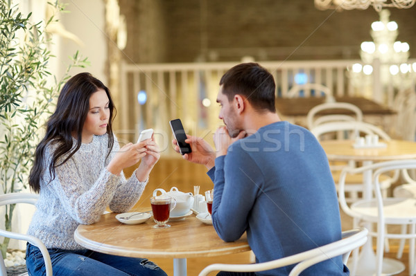 Stockfoto: Paar · smartphones · drinken · thee · cafe · mensen
