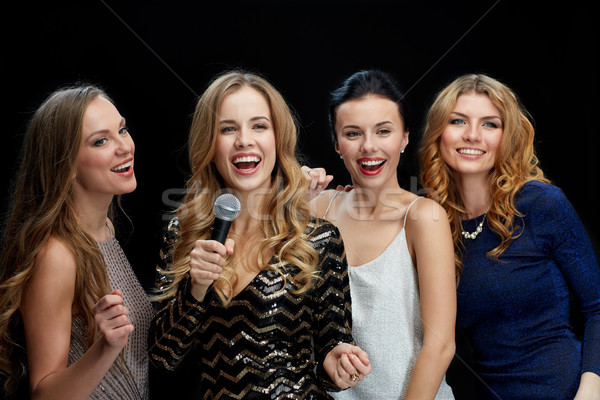 Szczęśliwy młodych kobiet mikrofon śpiewu karaoke wakacje Zdjęcia stock © dolgachov