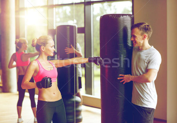 Foto stock: Mujer · sonriente · entrenador · personal · boxeo · gimnasio · deporte · fitness