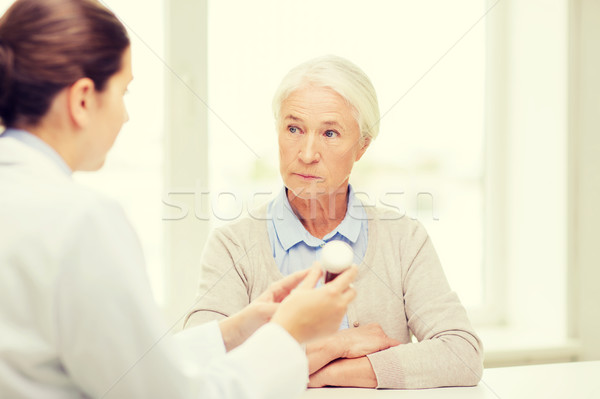 Stockfoto: Arts · geneeskunde · senior · vrouw · ziekenhuis · leeftijd
