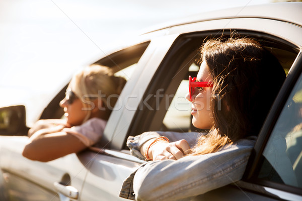 Boldog tinilányok nők autó vízpart nyári vakáció Stock fotó © dolgachov