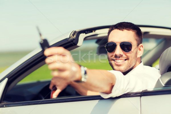 快樂 男子 敞篷車 顯示 車鑰匙 汽車 商業照片 © dolgachov