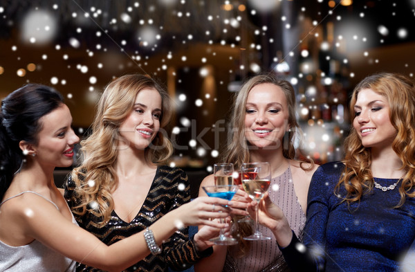 Gelukkig vrouwen dranken nachtclub viering vrienden Stockfoto © dolgachov