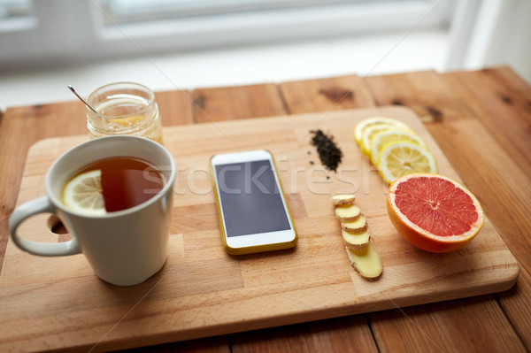 Foto d'archivio: Smartphone · Cup · limone · tè · miele · zenzero
