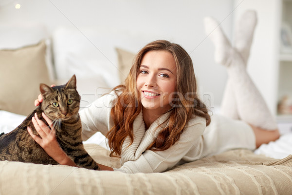 Foto stock: Feliz · mulher · jovem · gato · cama · casa · animais · de · estimação