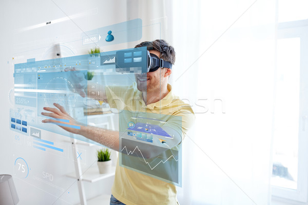 Genç sanal gerçeklik kulaklık 3d gözlük teknoloji Stok fotoğraf © dolgachov