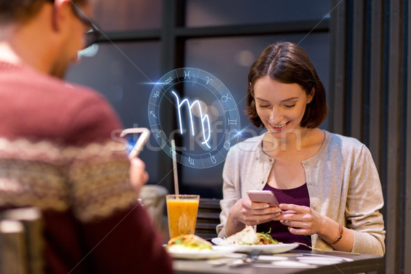 Cuplu smartphone-uri zodiac semne cafenea tehnologie Imagine de stoc © dolgachov
