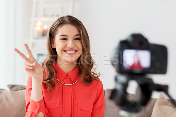 Femeie aparat foto video acasă blogging tehnologie Imagine de stoc © dolgachov