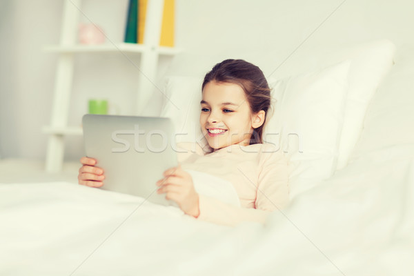 Gelukkig meisje bed home mensen kinderen Stockfoto © dolgachov