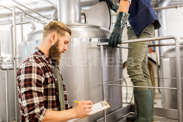 Männer Zwischenablage Brauerei Bier Anlage Geschäftsleute Stock foto © dolgachov
