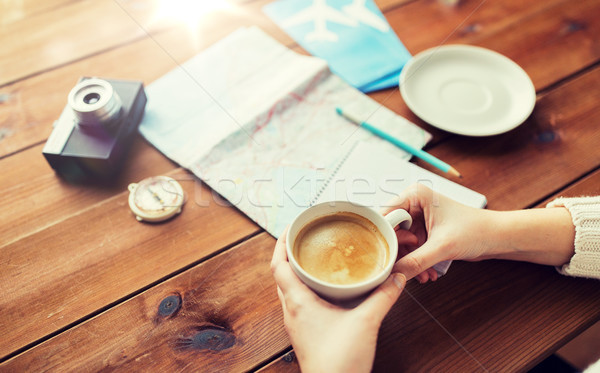 Mâini ceaşcă de cafea călători vacanţă turism Imagine de stoc © dolgachov