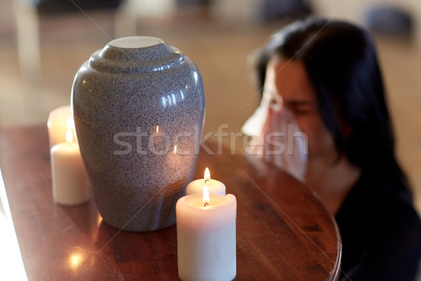 Donna urna funerale chiesa persone lutto Foto d'archivio © dolgachov