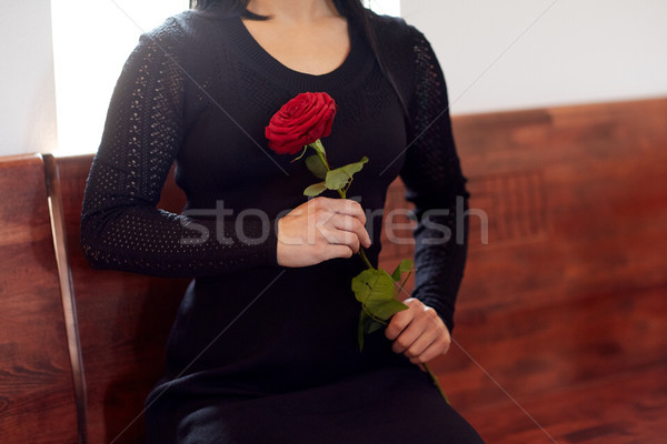 關閉 女子 玫瑰 葬禮 教會 人 商業照片 © dolgachov