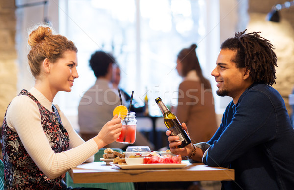 Feliz casal bebidas restaurante bar lazer Foto stock © dolgachov