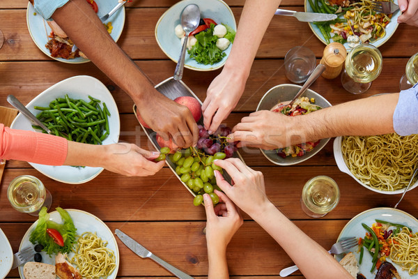 Groupe de gens manger table alimentaire loisirs table [[stock_photo]] © dolgachov