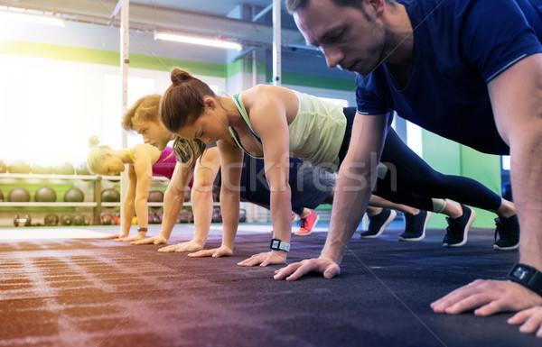 Gruppe Menschen Fitnessstudio Fitness Sport Ausbildung Stock foto © dolgachov