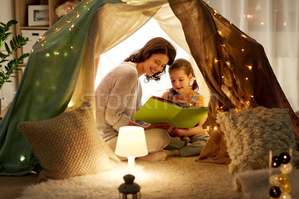 Stockfoto: Gelukkig · gezin · lezing · boek · kinderen · tent · home