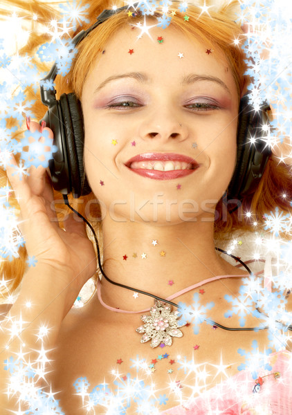 [[stock_photo]]: Noël · musique · photos · souriant · écouter