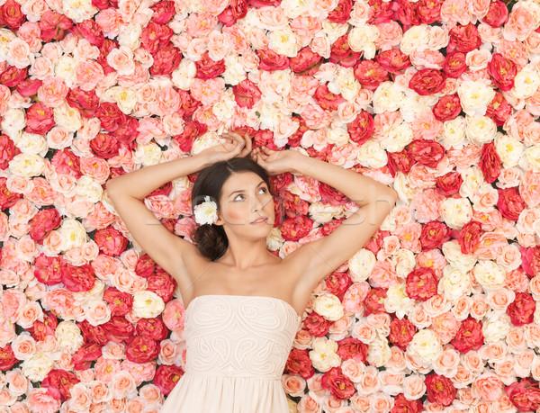 Jonge vrouw vol rozen mooie vrouw bloemen Stockfoto © dolgachov