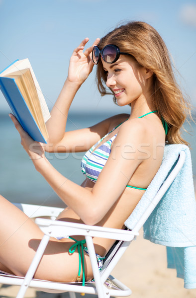 Dziewczyna czytania książki leżak lata wakacje Zdjęcia stock © dolgachov